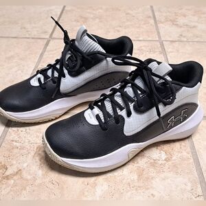 Under Armour Boy's Black and White Athletic Shoes Size 6 EUC